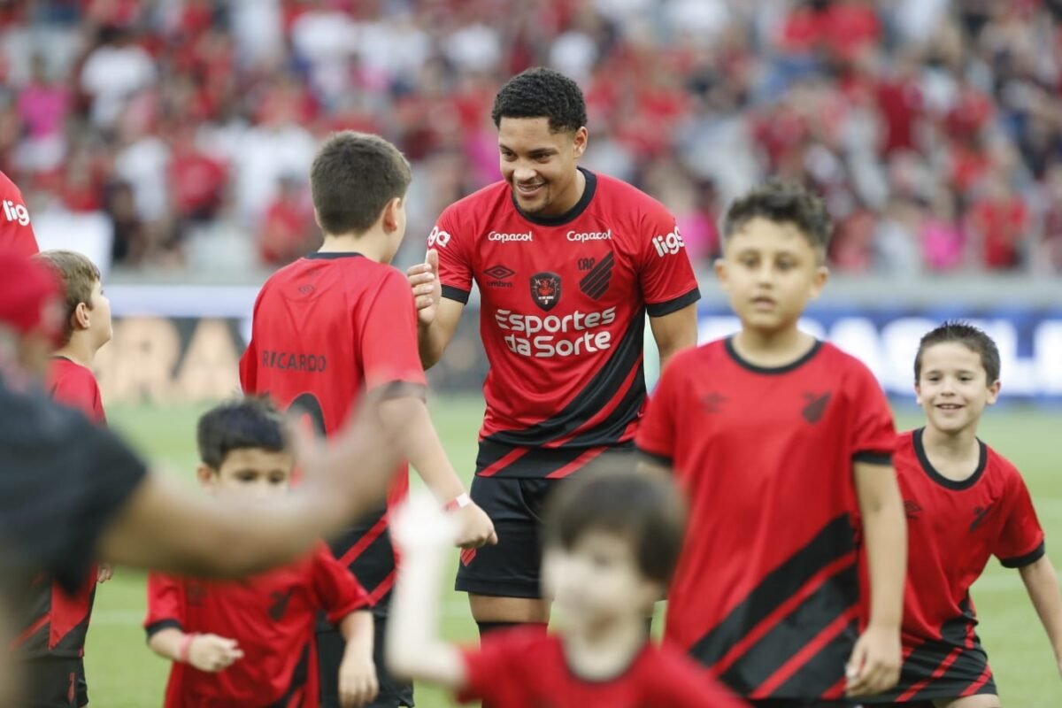 Vitor Roque se despede da torcida do Athletico na Ligga