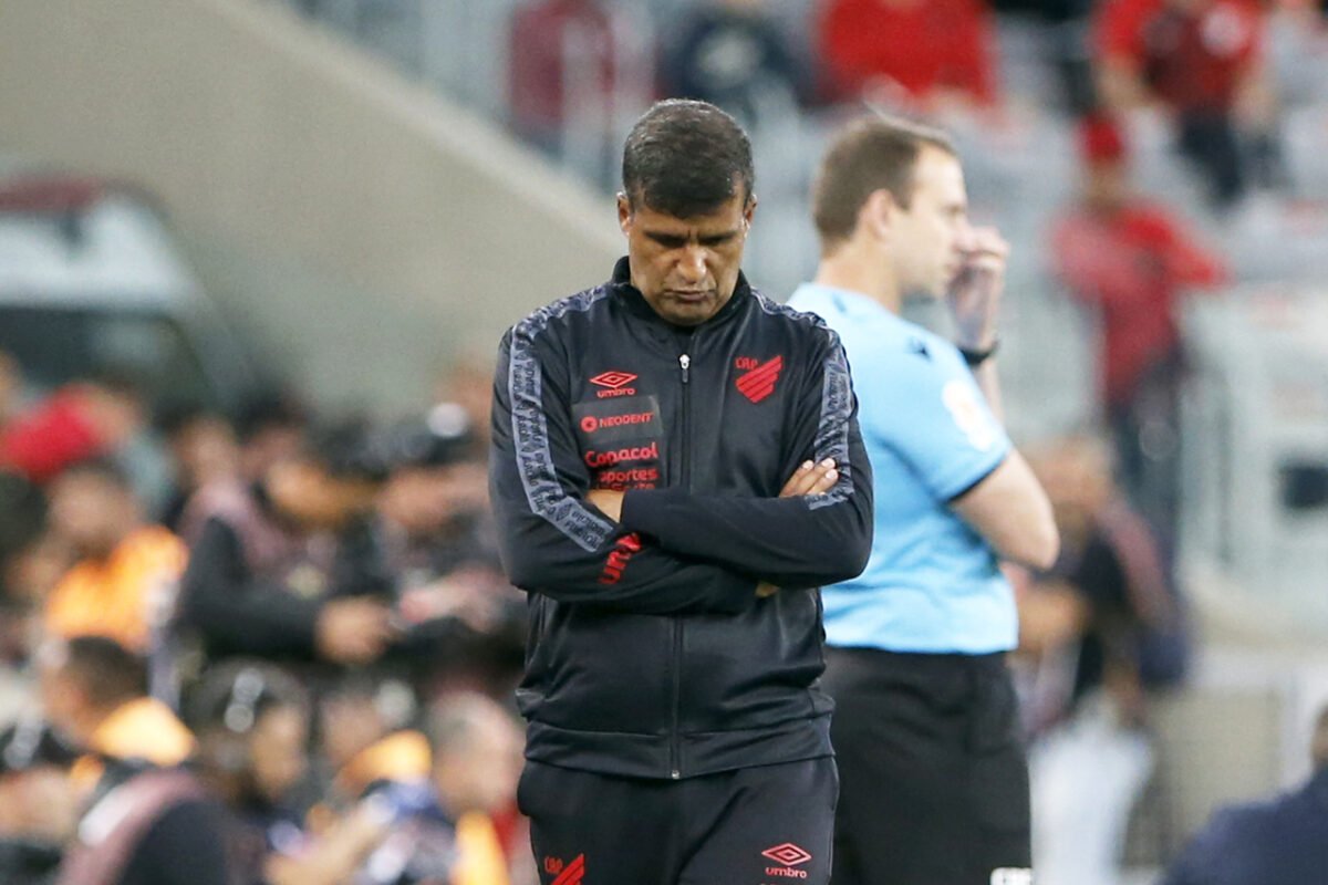 Wesley Carvalho se despede do comando do Athletico