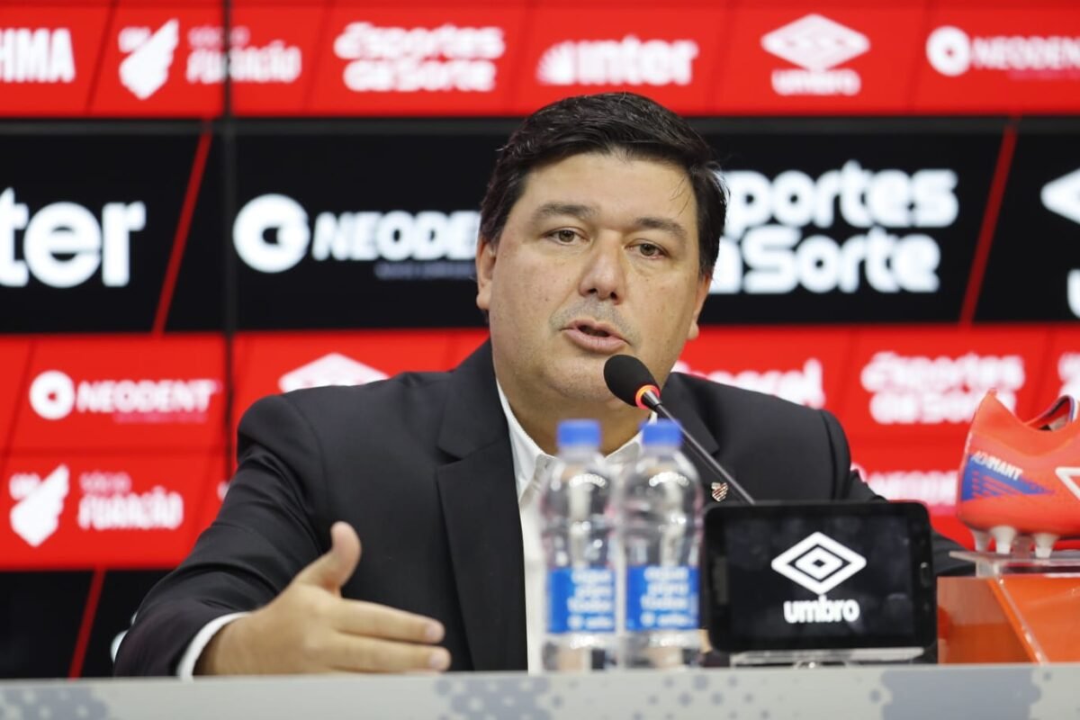 Alexandre Leitão fala sobre reforços no Athletico