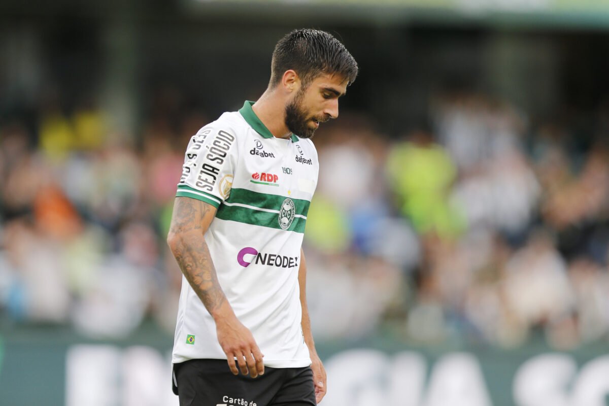 Após investimento, Coritiba rescinde contrato com atacante
