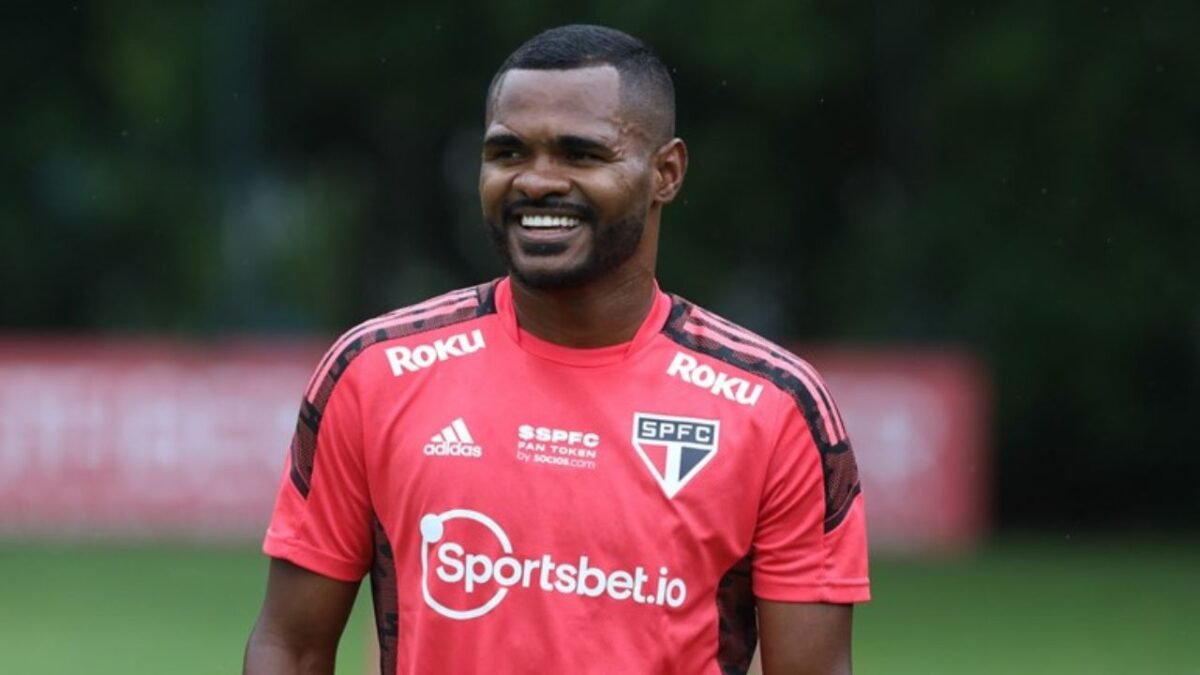 Após tentativa de retorno ao Athletico, Nikão fica no São