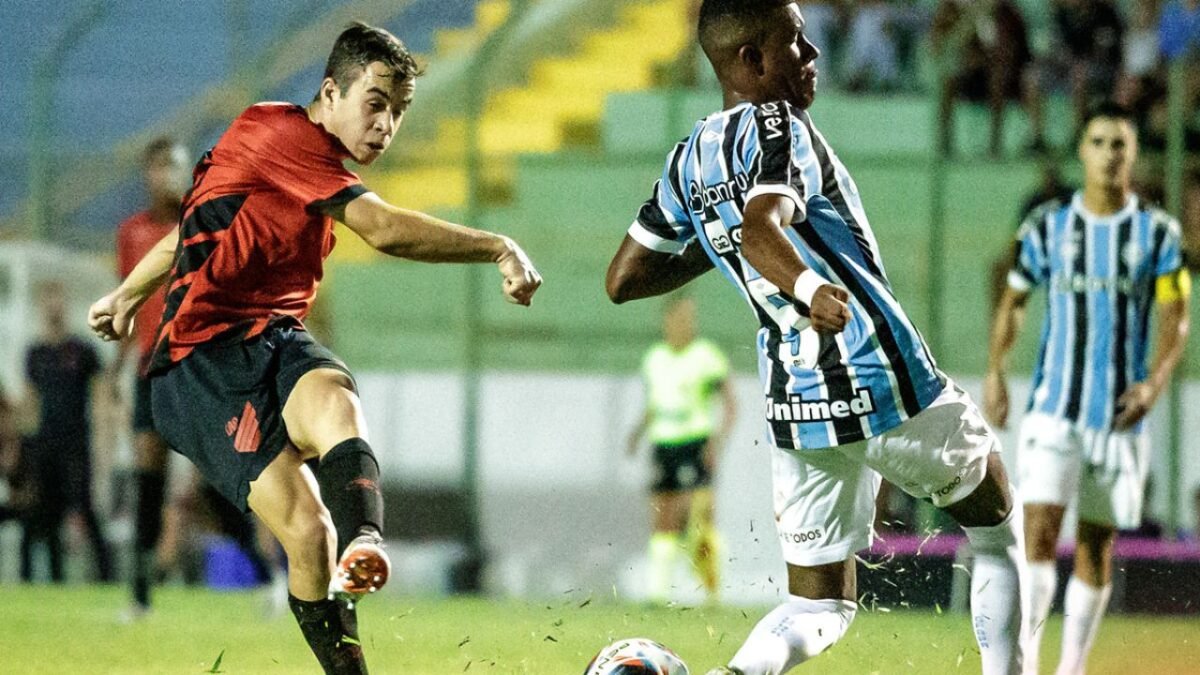 Athletico alcança virada, bate o Grêmio e avança na Copinha