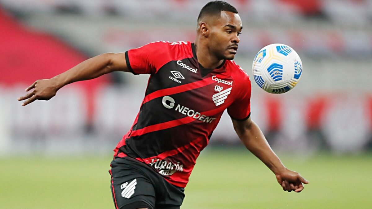 Athletico negocia retorno do meia Nikão com o São Paulo