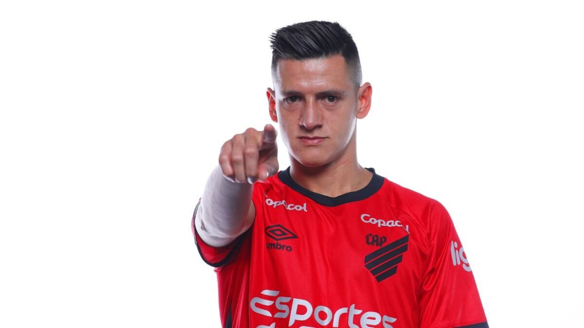 Athletico oficializa lateral argentino Léo Godoy