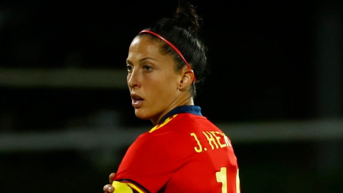 Beijada por dirigente, Jenni Hermoso é ouvida em tribunal de