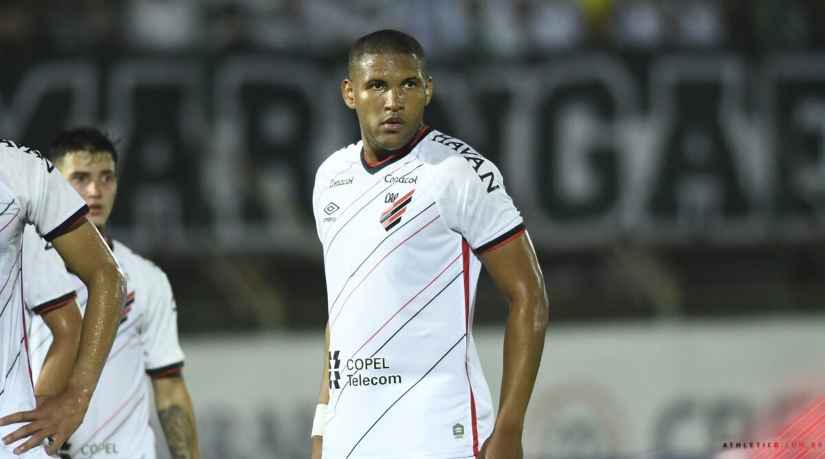 Ceará anuncia zagueiro do Athletico por empréstimo