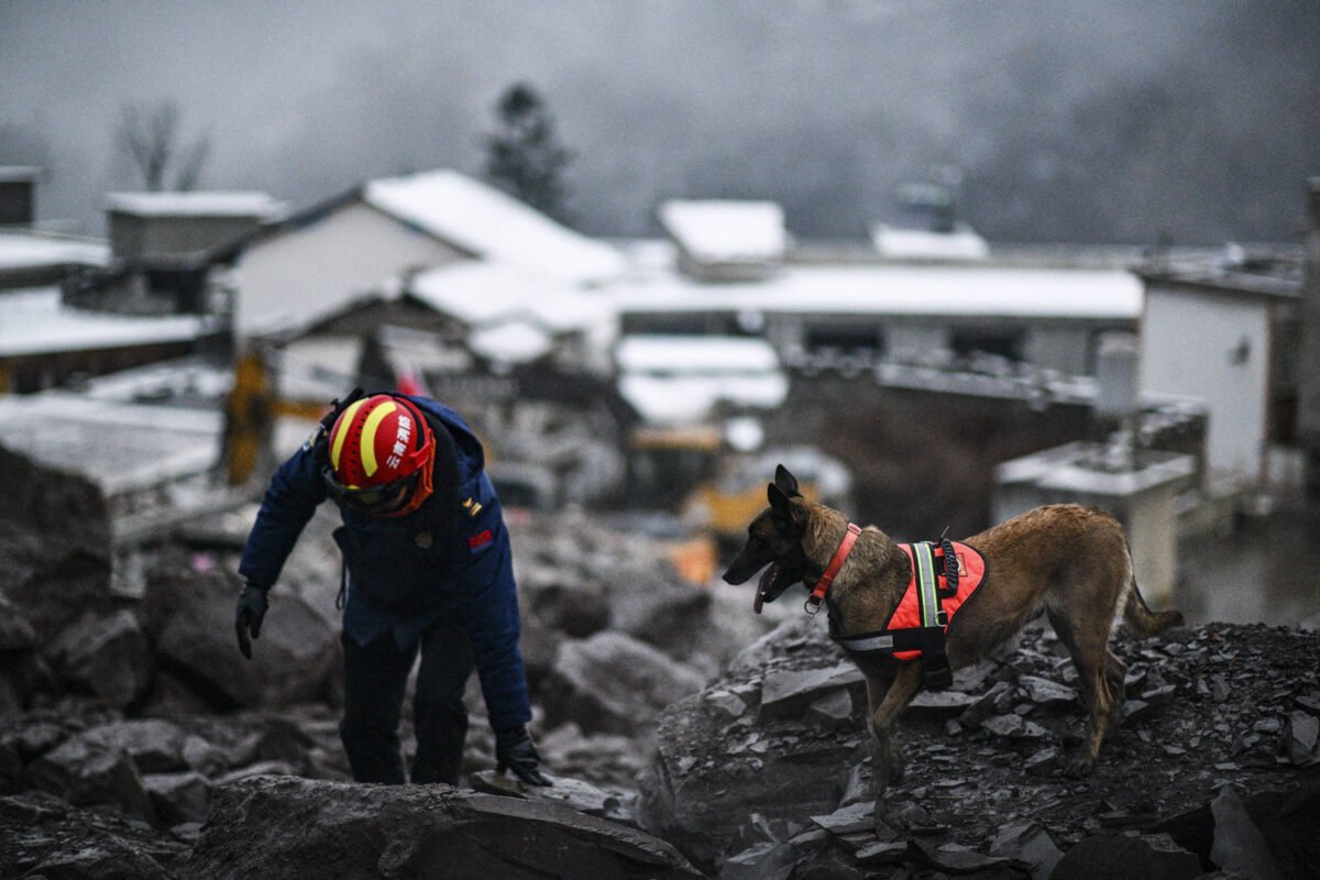 China: Mortes em deslizamento de terra sobem para 25 -
