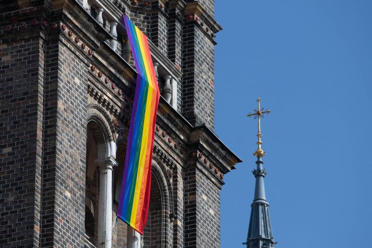 Como benção a casais LGBTQIA+ fraturou Igreja Católica - 18/01/2024