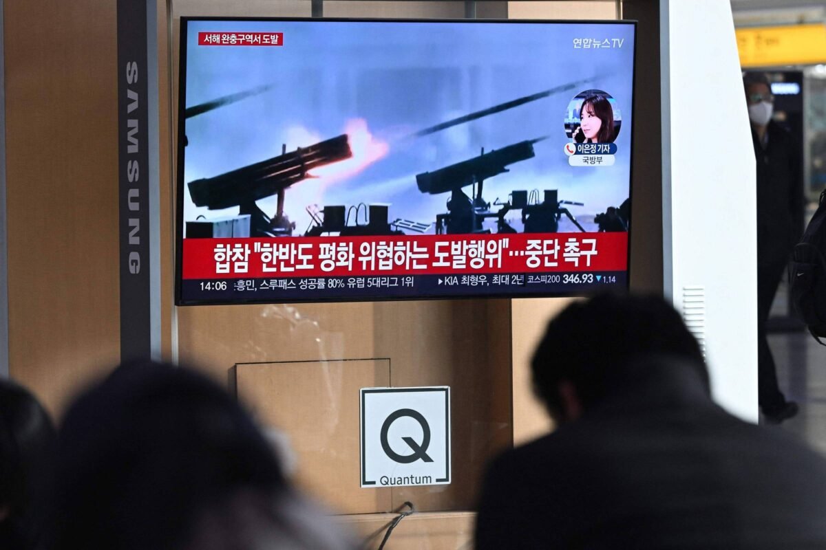 Coreia do Norte realiza mais de 200 disparos no mar,
