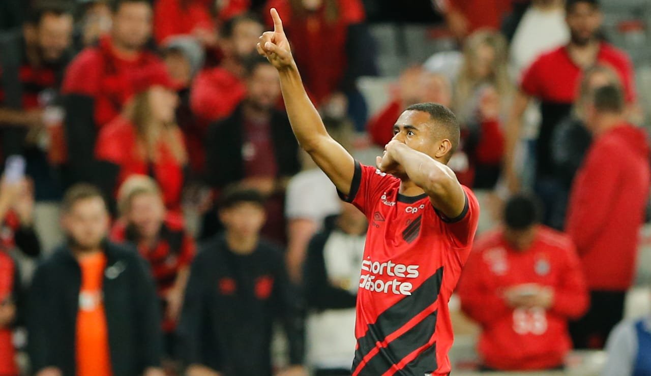 Corinthians mantém interesse por Erick e faz nova proposta