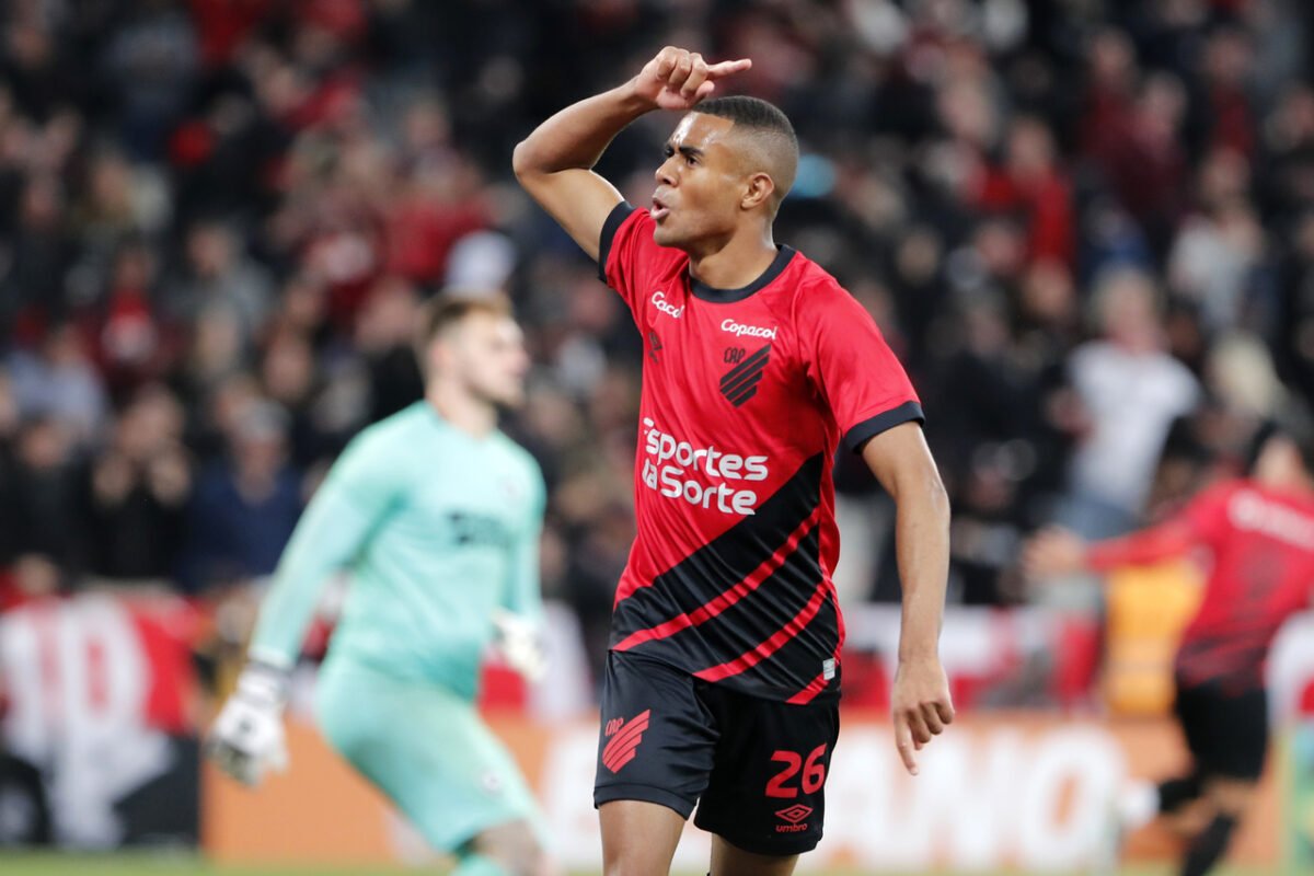 Corinthians nega ter procurado Erick, volante do Athletico-PR