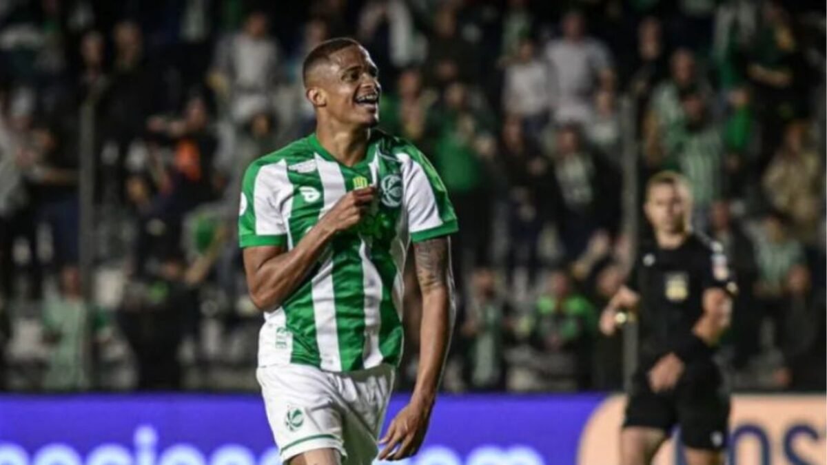 Coritiba encaminha contratação de atacante do Fortaleza