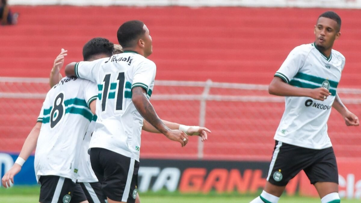 Coritiba supera o Retrô e avança à terceira fase da