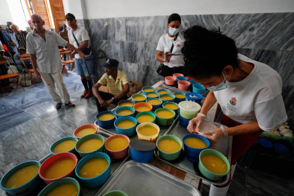 Cuba: Refeitório comunitário registra demanda crescente - 19/01/2024 - Mercado