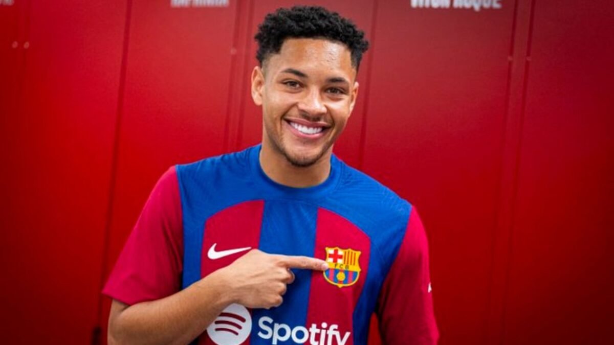 Dirigente exalta maturidade de Vitor Roque no Barcelona