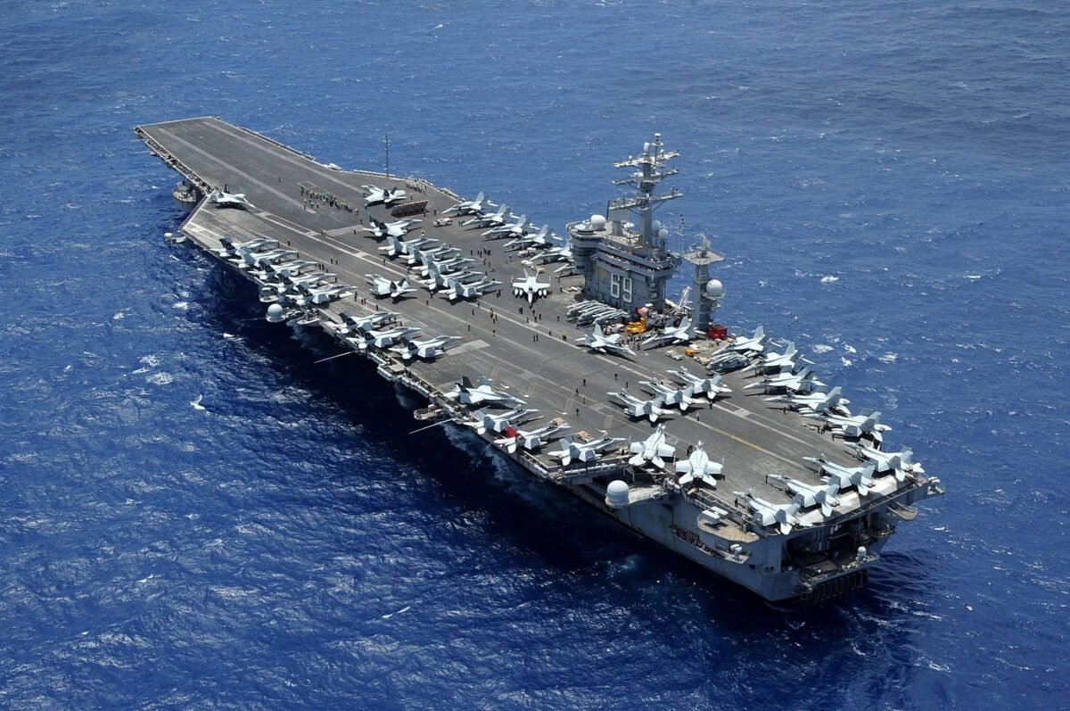 EUA afundam 3 navios e matam 10 houthis no mar