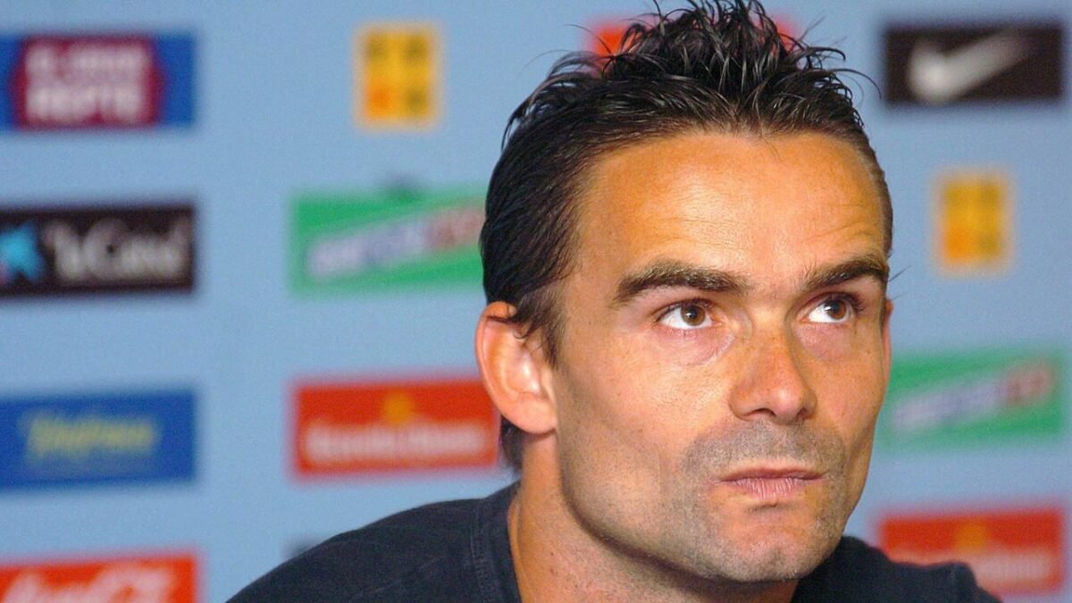 Ex-seleção holandesa é suspenso por mensagens de teor sexual