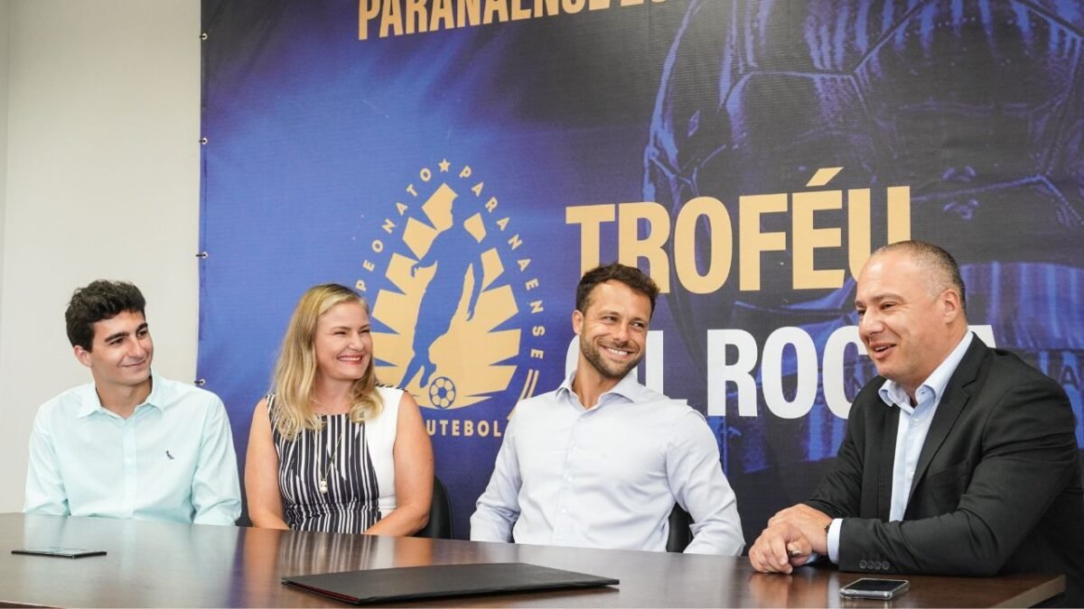 FPF homenageia jornalista em troféu do Paranaense 2024