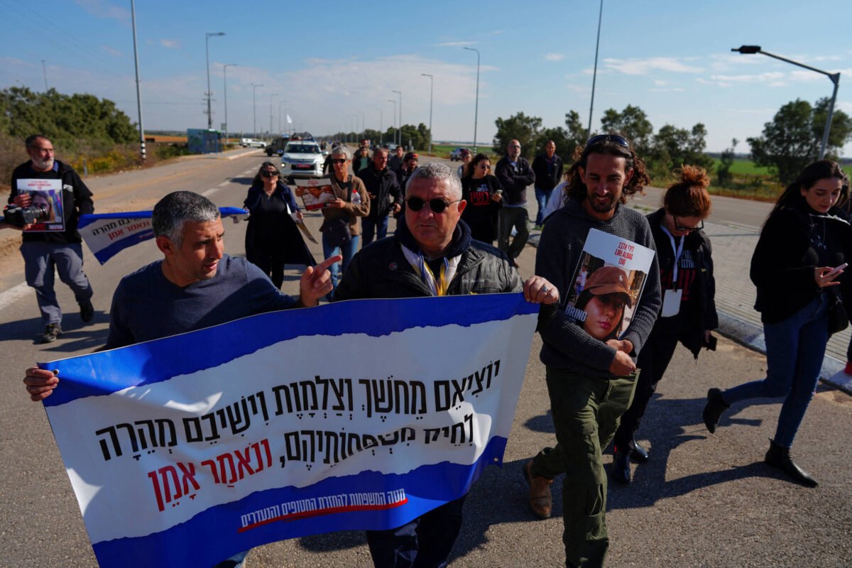 Famílias de reféns do Hamas impedem envio de ajuda à