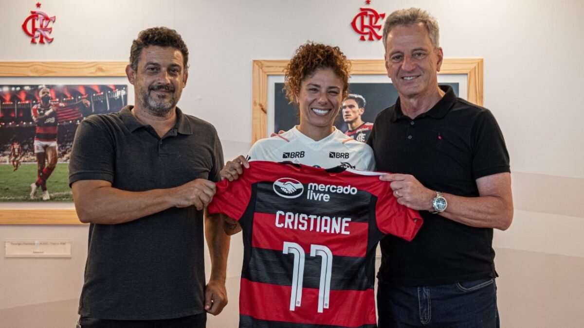 Flamengo brinca com Gabigol e anuncia atacante Cristiane