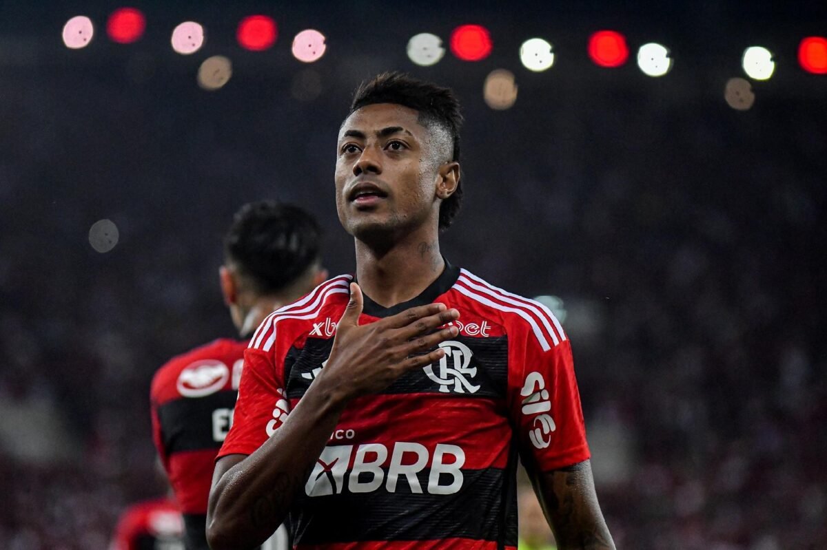 Flamengo comemora renovação com Bruno Henrique