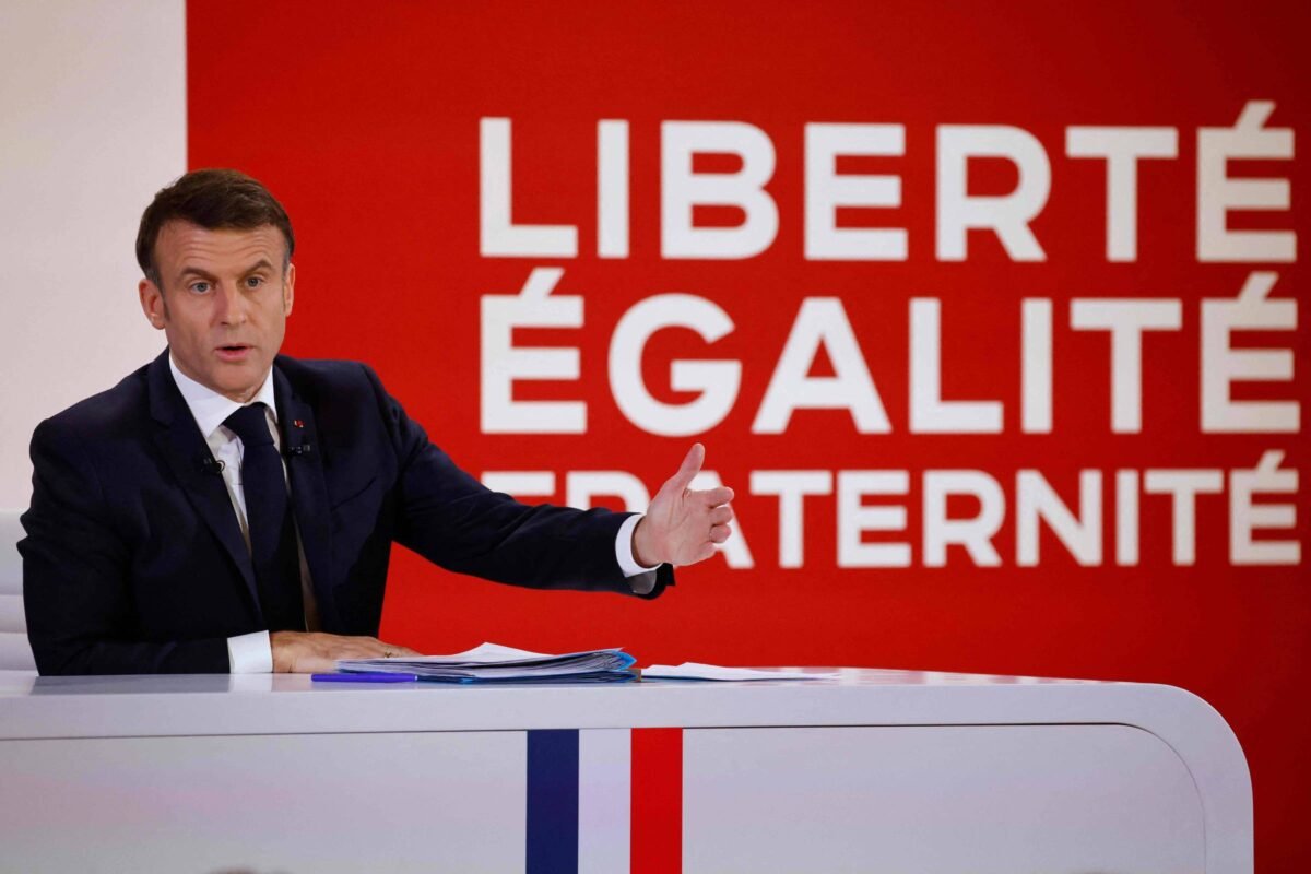 França adotará 'traje único' em escolas após banir abaya -