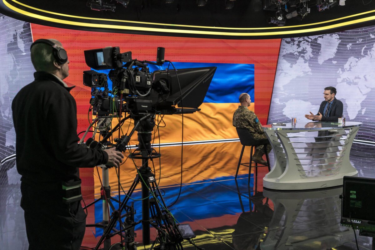Guerra se arrasta na Ucrânia e derruba confiança em TV