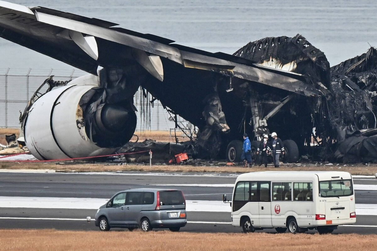 Japão: Como tripulação retirou pessoas de avião em chamas -