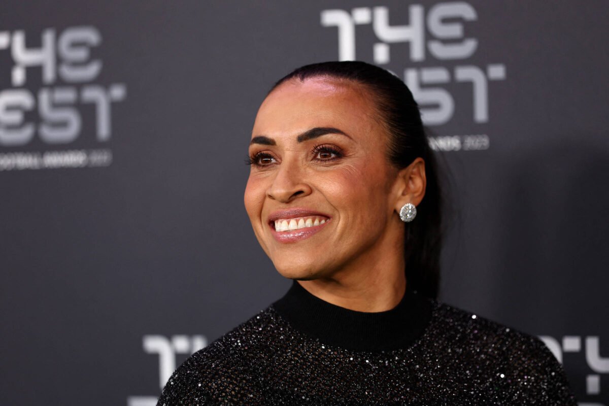 Marta é homenageada pela Fifa e fala em jogar Paris-2024