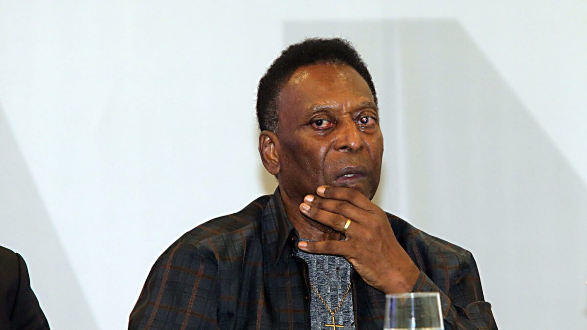 Mulher que diz ser filha de Pelé pede exumação do