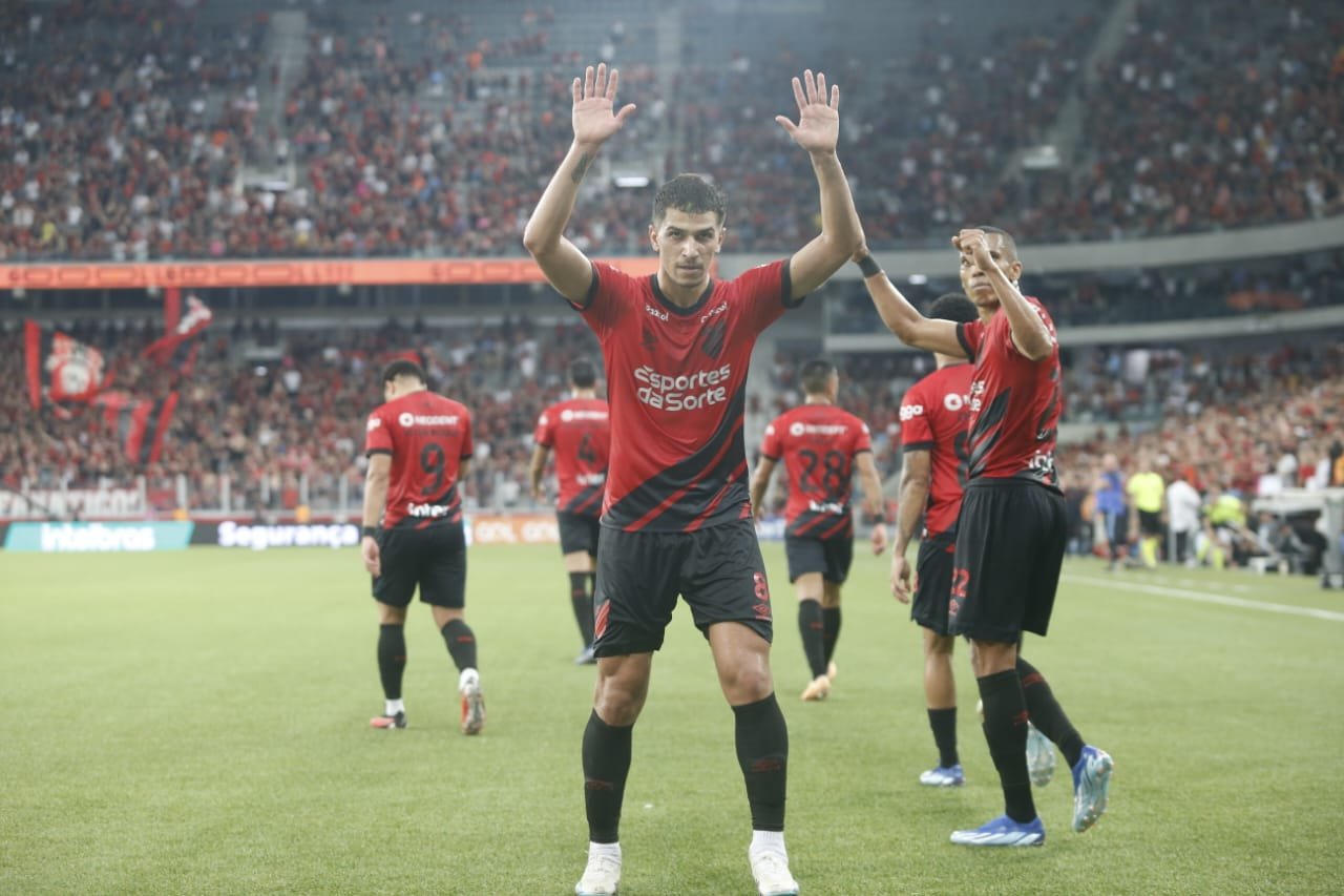 Negociações avançam e meia Vitor Bueno pode deixar o Athletico