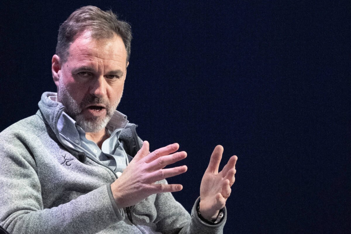 Niall Ferguson: Biden não conseguiu deter inimigos dos EUA -
