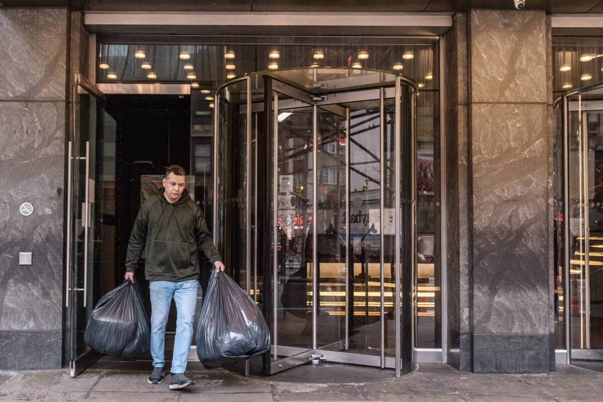Nova York despeja migrantes de abrigos em meio ao inverno