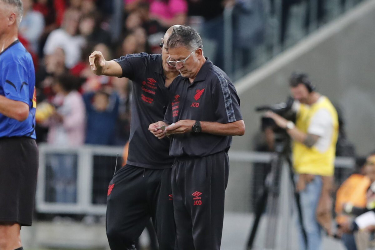 Osorio demonstra surpresa com o futebol local