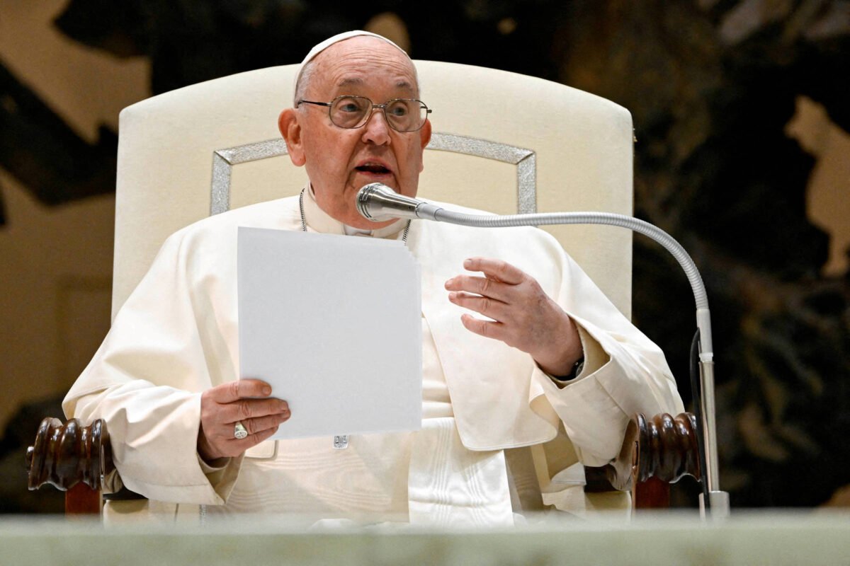 Papa interrompe fala e diz que está de novo com