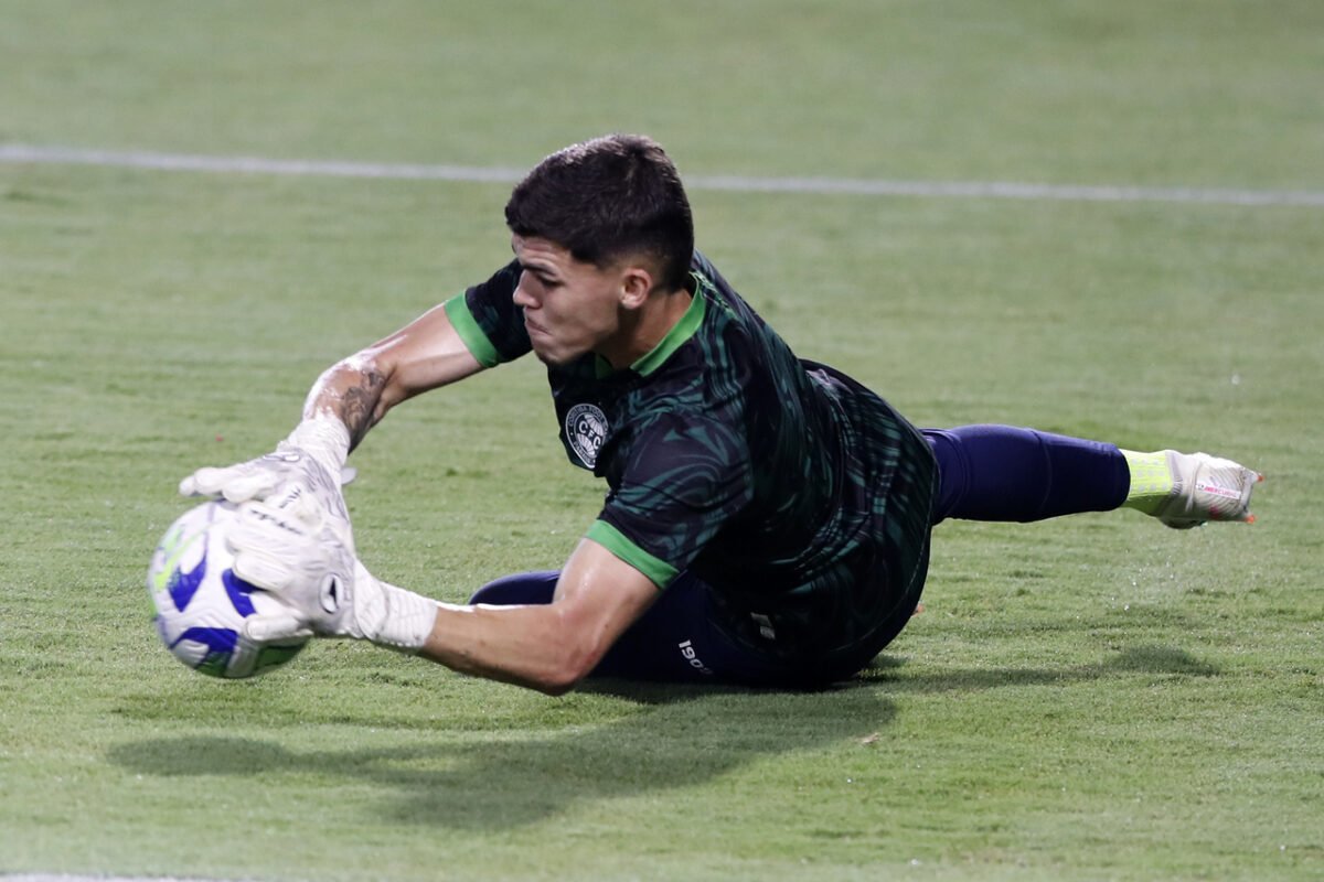 Pedro Morisco brilha e Coritiba garante vaga nas oitavas