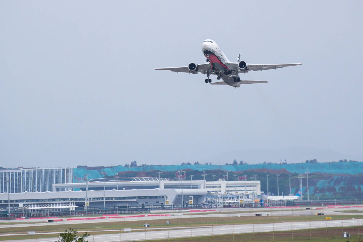 Pilotos desligam motor após problema e desviam Boeing - 23/01/2024