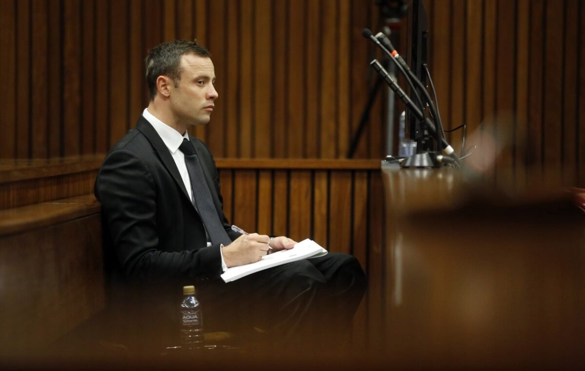 Pistorius, ex-atleta paralímpico condenado por matar a namorada, é solto