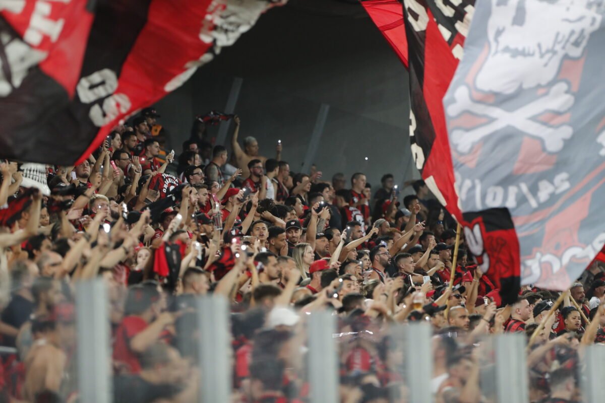 Por que o milionário Athletico não tem dinheiro para um