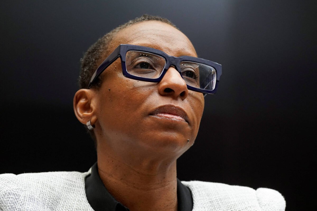 Renúncia de Claudine Gay agita água contra mulheres negras -