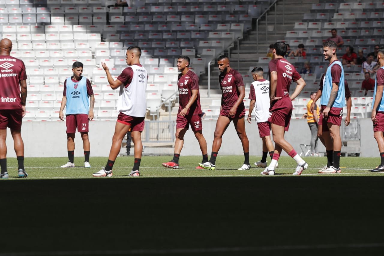 Técnico Osorio é ausência em treino aberto do Athletico