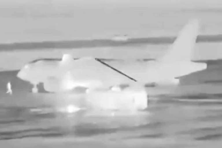 Vídeo: Homem é sugado por turbina de avião nos EUA