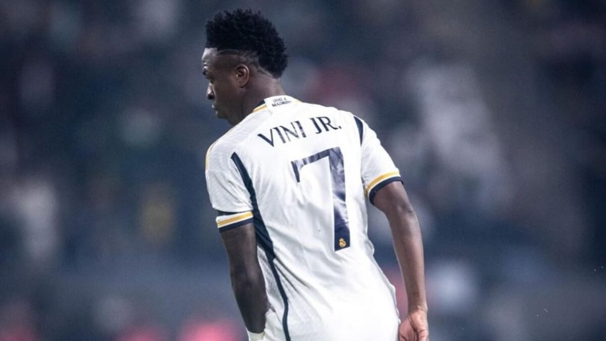 Vinícius Júnior volta a ser alvo de racismo em clássico