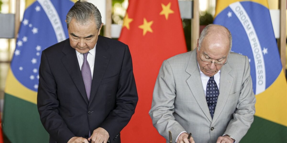 Visto de permanência de brasileiros e chineses passa para dez