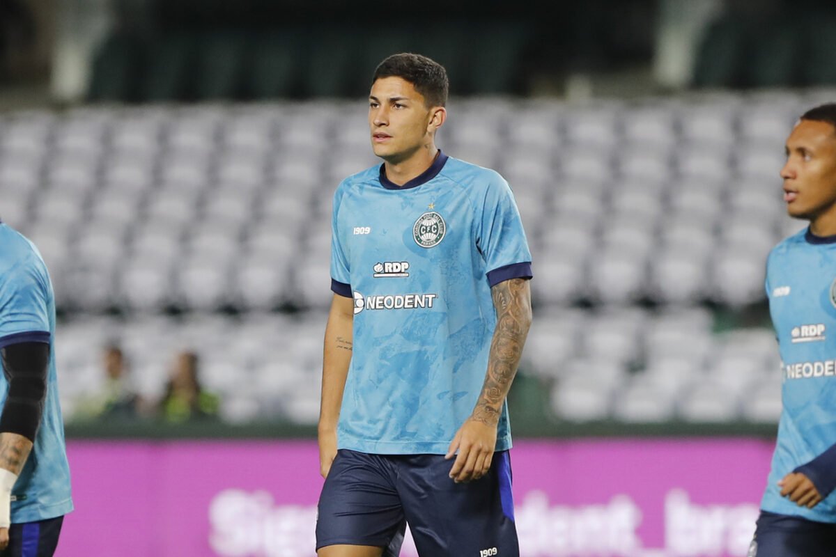 Zagueiro do Coritiba recebe proposta de clube português