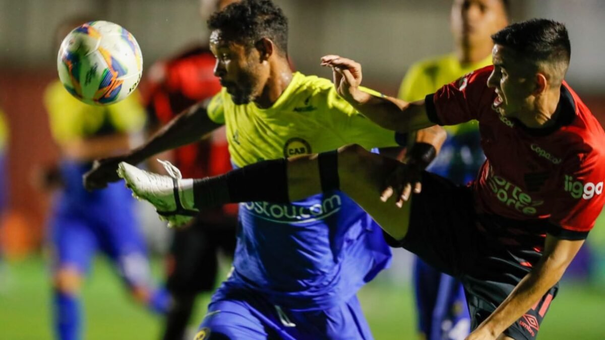 Zagueiro e atacante paraguaios estreiam em vitória do Athletico