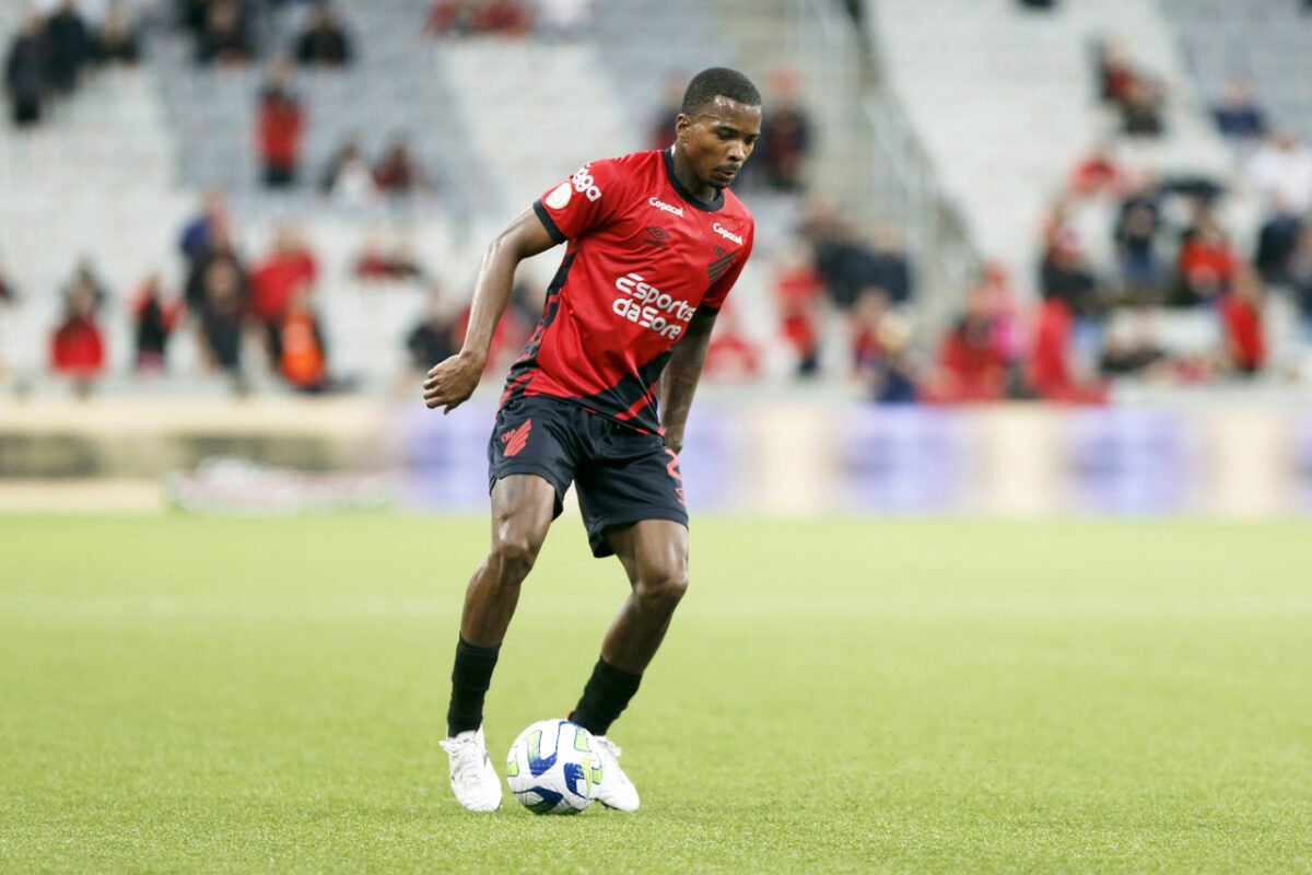 Zagueiro treina separado e fica fora dos planos do Athletico