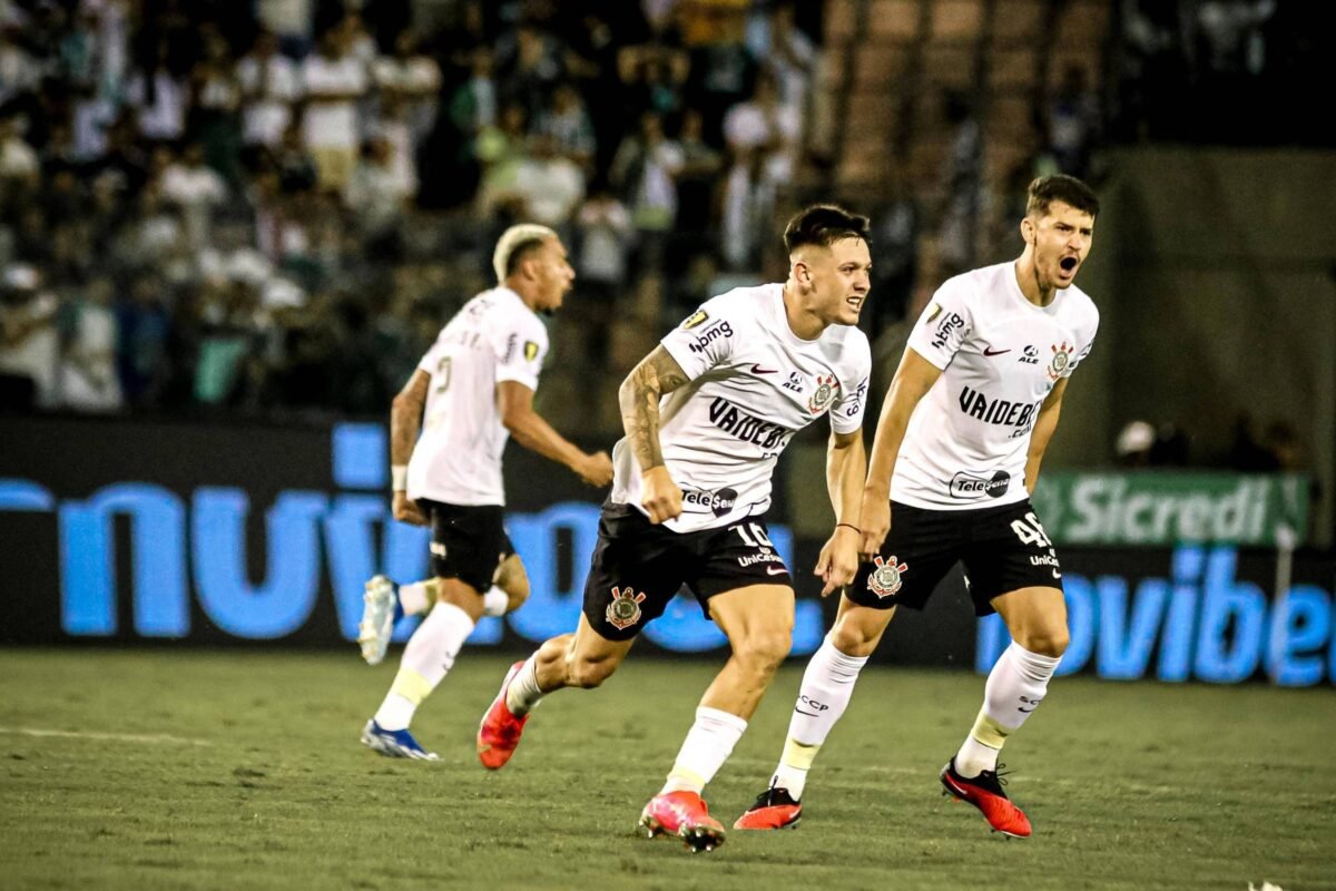 Com dois a menos, Corinthians busca empate contra o Palmeiras