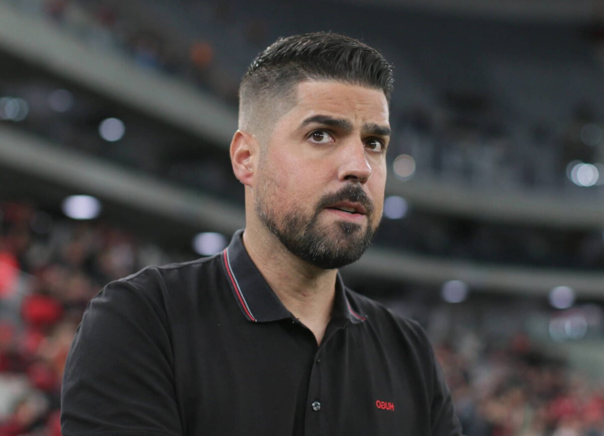 Corinthians encaminha acordo com o técnico português António Oliveira -