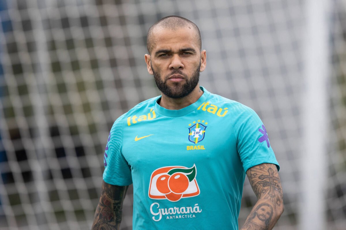 Daniel Alves é convocado a comparecer a tribunal, diz jornal